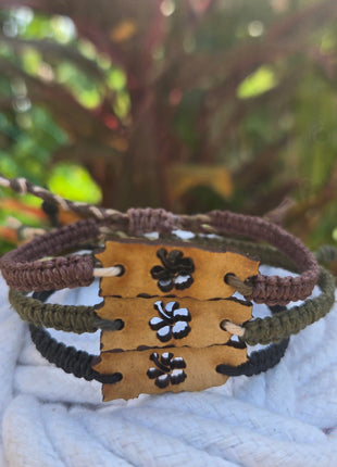 Pulsera con mapa de Puerto Rico y Flor maga_tres colores a escoger