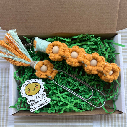 Bundle Florece con intención – Llavero, Pulsera y Marcador de Libro Floral