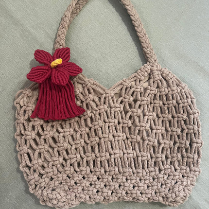 Cartera estilo tote con flor maga