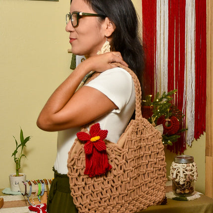 Cartera estilo tote con flor maga
