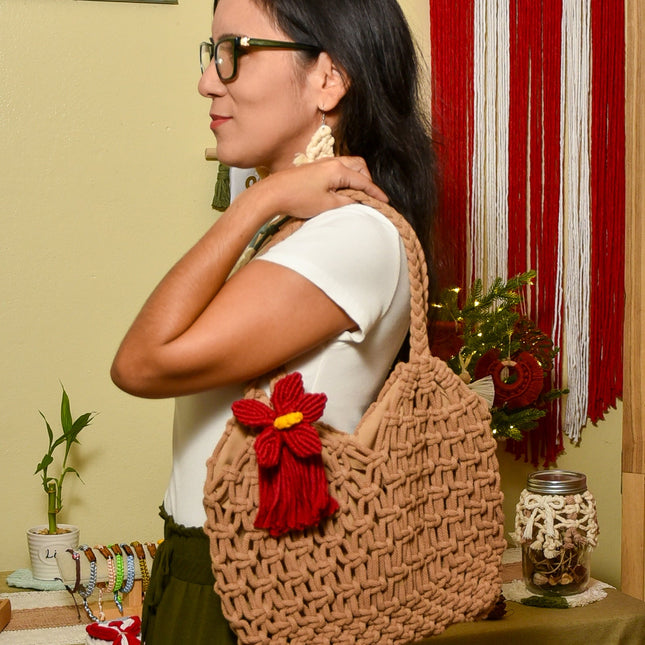 Cartera estilo tote con flor maga