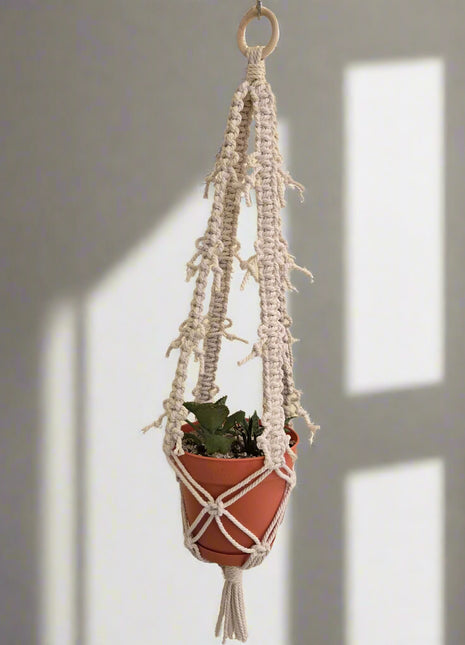 Plant hanger for pots up to 8"
