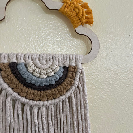 Arcoiris en macramé_Decoración para el hogar_dos opciones a escoger_pieza única