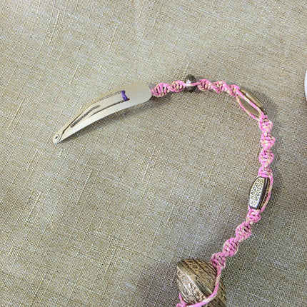 Macramé de pelo color rosa con clip dorado de cabello