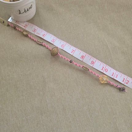 Macramé de pelo color rosa con clip dorado de cabello