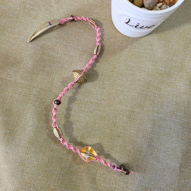 Macramé de pelo color rosa con clip dorado de cabello
