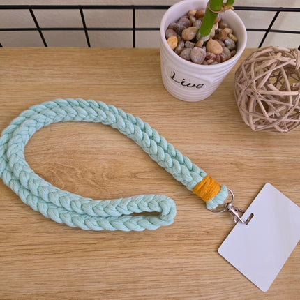 Lanyard trenzado en macramé