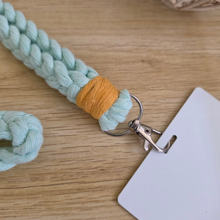 Lanyard trenzado en macramé