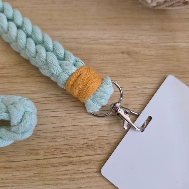 Lanyard trenzado en macramé