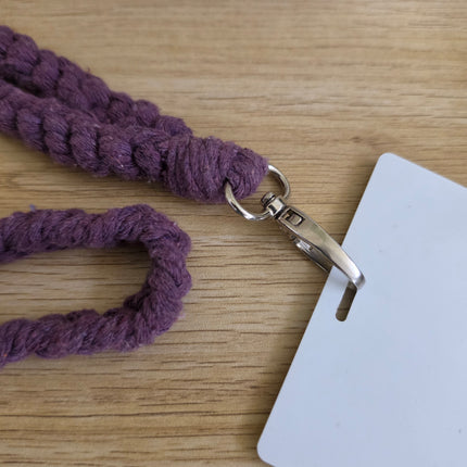 Lanyard trenzado en macramé