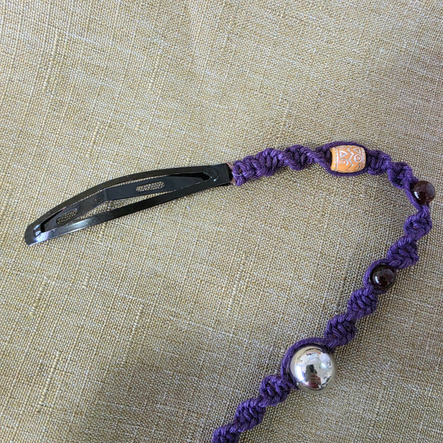 Macramé de pelo color violeta con clip negro de cabello