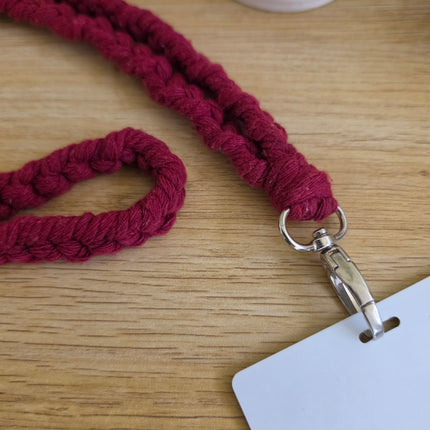 Lanyard trenzado en macramé