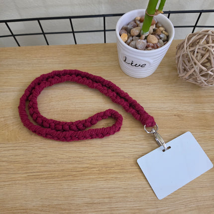 Lanyard trenzado en macramé