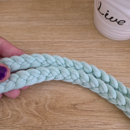 Lanyard trenzado en macramé