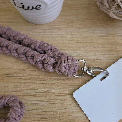 Lanyard trenzado en macramé