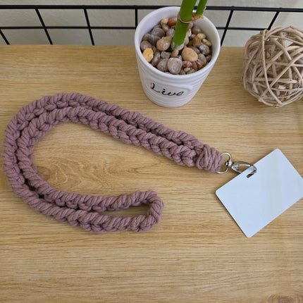 Lanyard trenzado en macramé